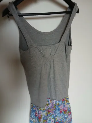 Abito grigio con fantasia floreale