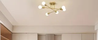 Lámpara de techo dorada moderna