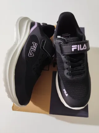 Zapatillas Fila Negras y Rosas