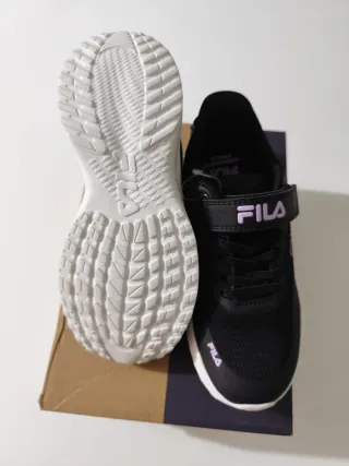 Zapatillas Fila Negras y Rosas