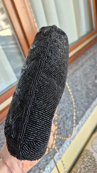 Borsetta nera con dettagli oro