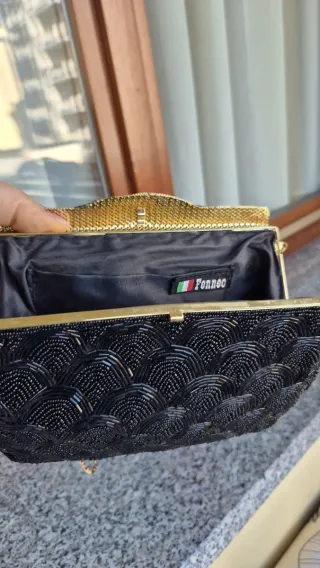 Borsetta nera con dettagli oro