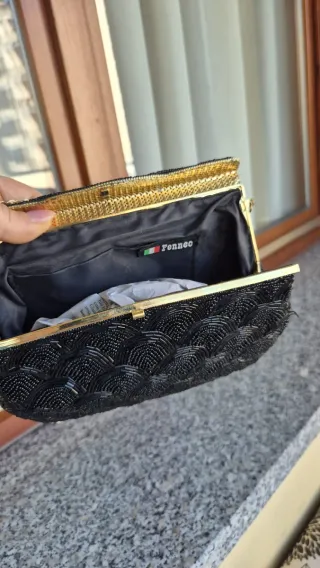 Borsetta nera con dettagli oro