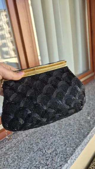 Borsetta nera con dettagli oro