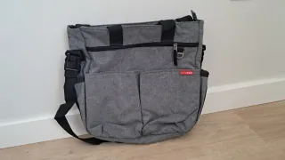 Bolso Skip Hop gris para carro de bebé