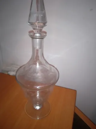 Antico decanter in vetro intagliato