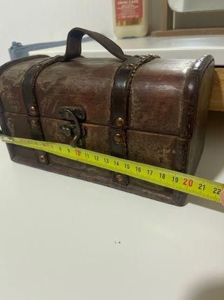 Baúl antiguo pequeño de madera y cuero