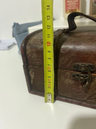 Baúl antiguo pequeño de madera y cuero