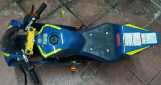 Mini moto infantil azul y amarilla