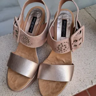 Sandalias doradas y rosas con tachuelas