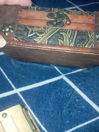 Baúl de madera con detalles dorados