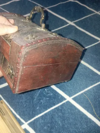 Baúl de madera con detalles dorados