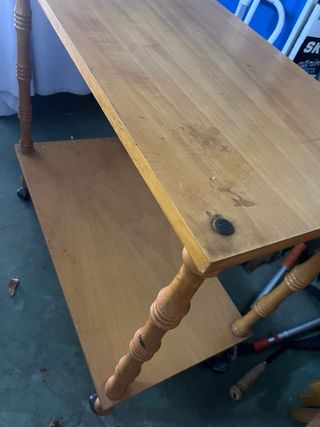 Mesa auxiliar de madera con ruedas