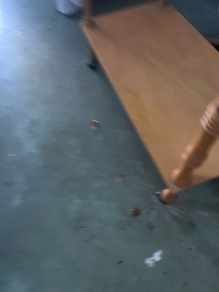 Mesa auxiliar de madera con ruedas