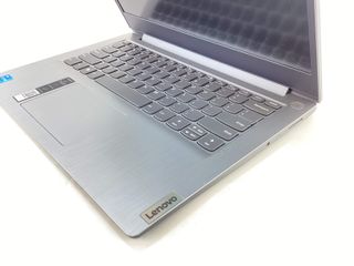 pc portatil lenovo 81x7