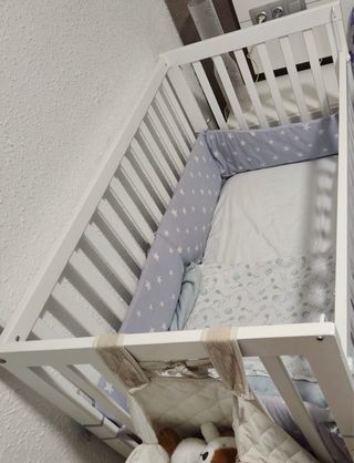 Cuna de bebé blanca con ruedas