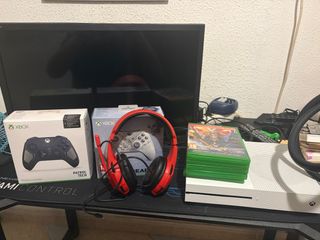 Xbox One 1TB + Monitor 24 + 2 Mandos + auricular