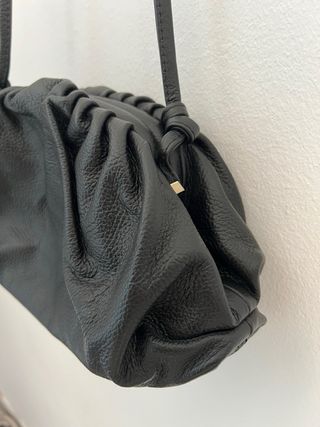 Bolso negro de cuero