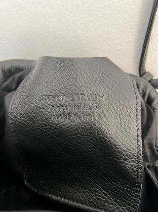 Bolso negro de cuero