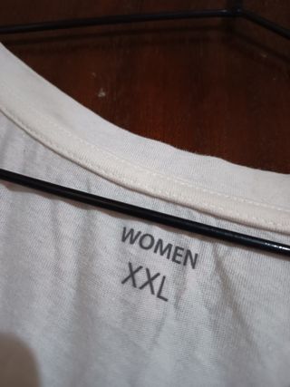 Camiseta blanca con estampado dorado