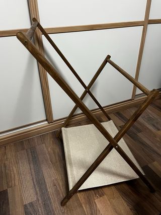 Colgador de ropa de madera y tela