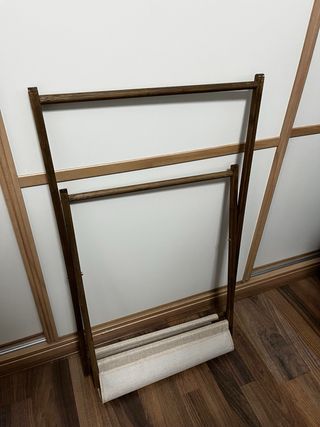 Colgador de ropa de madera y tela