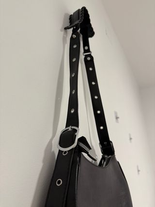 Bolso negro con tachuelas