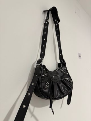 Bolso negro con tachuelas