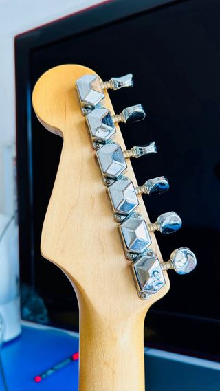 Fender Squier Stratocaster Coreia Gold Logo