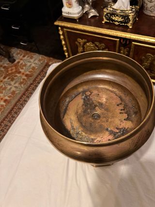 Macetero pedestal de bronce antiguo años 60s