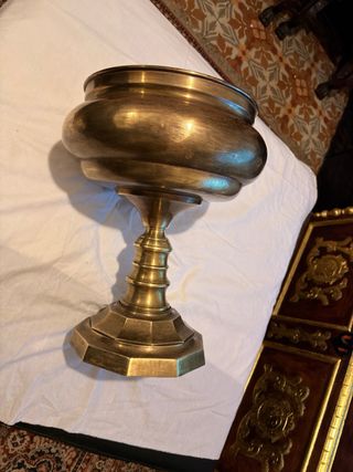 Macetero pedestal de bronce antiguo años 60s