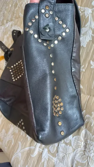 Borsa marrone con fiori e borchie