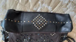 Borsa marrone con fiori e borchie