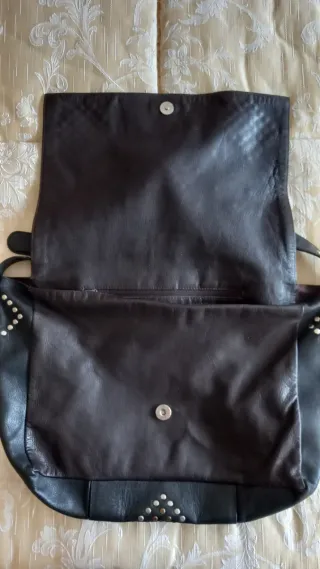 Borsa marrone con fiori e borchie