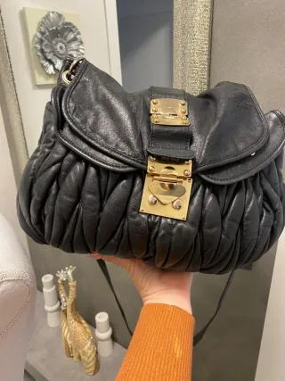Borsa Miu Miu Pelle Nera Dettagli Oro