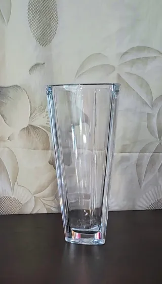 Florero de cristal triangular