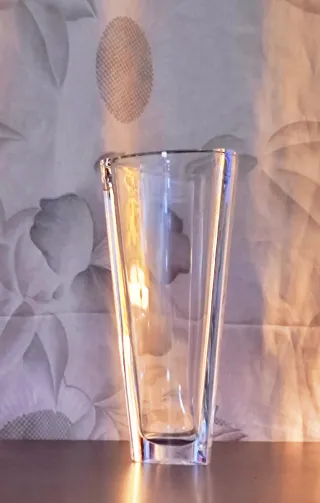 Florero de cristal triangular