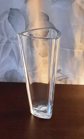 Florero de cristal triangular