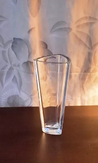 Florero de cristal triangular