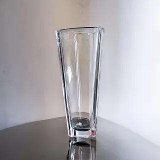Florero de cristal triangular