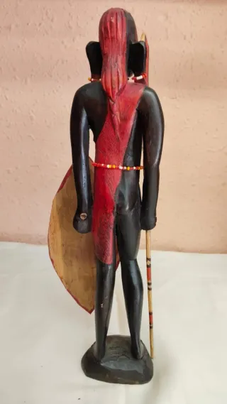 Escultura africana guerrero lanza escudo