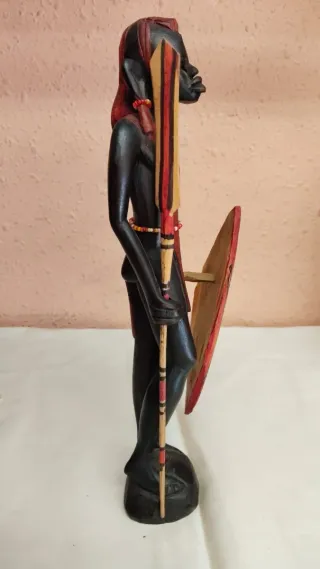 Escultura africana guerrero lanza escudo