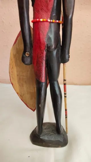 Escultura africana guerrero lanza escudo