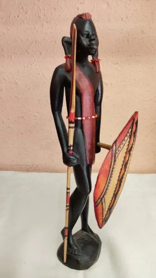 Escultura africana guerrero lanza escudo