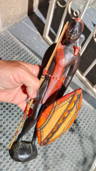 Escultura africana guerrero lanza escudo
