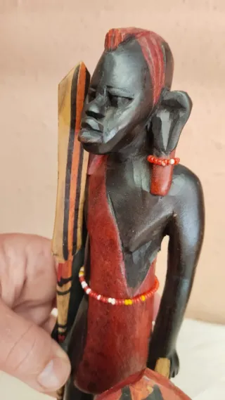 Escultura africana guerrero lanza escudo