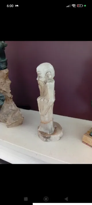 Figura monje oriental de alabastro