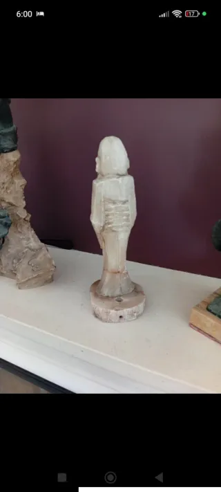 Figura monje oriental de alabastro