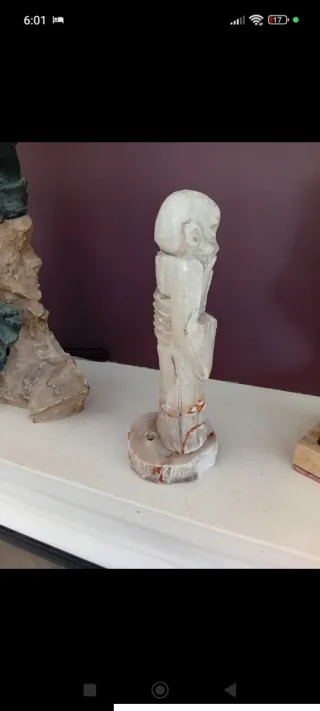 Figura monje oriental de alabastro