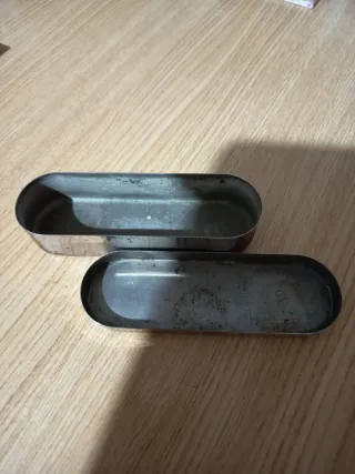 Caja metálica antigua ovalada